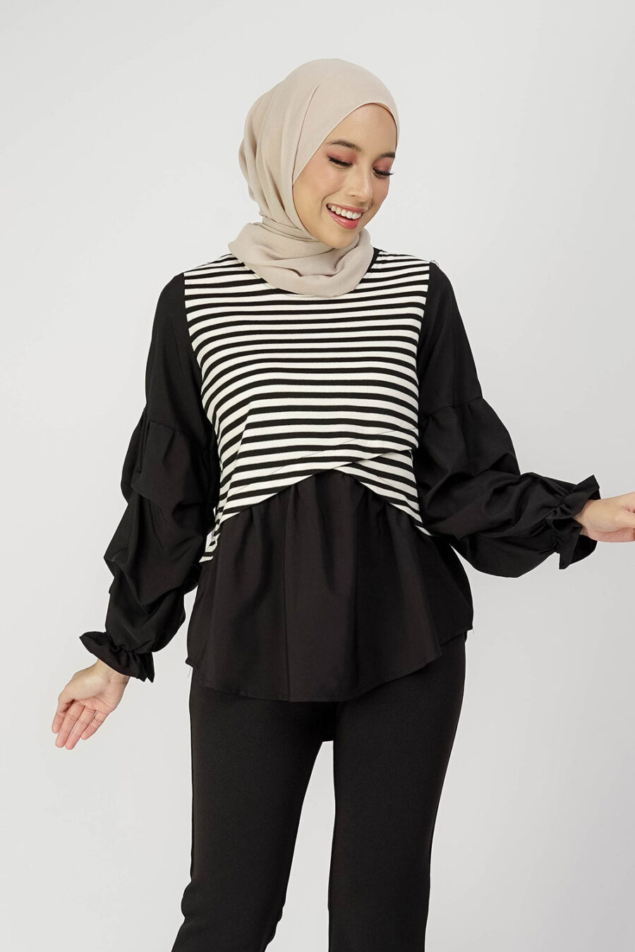 Yuqi Stripe Knit Blouse Black - Image 2